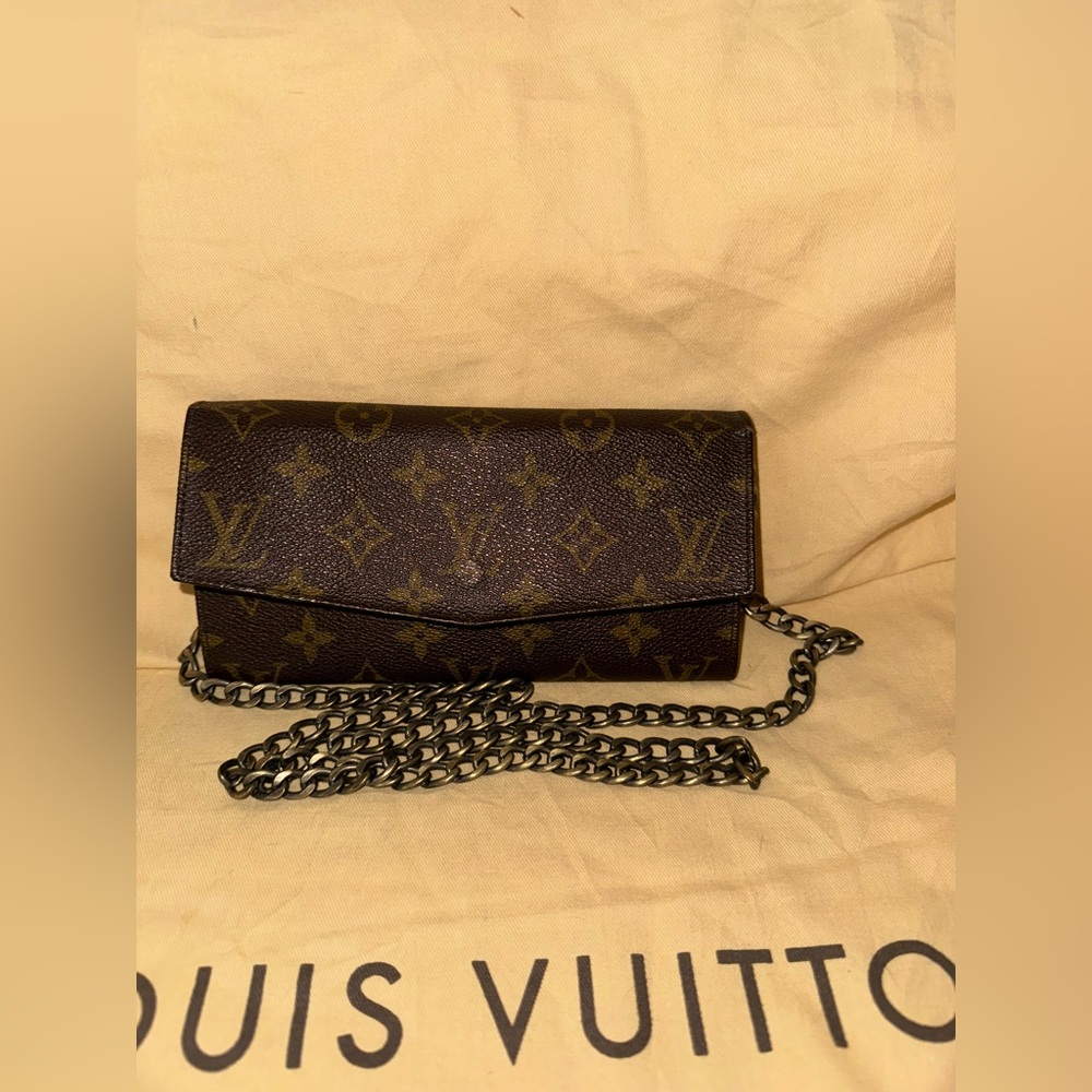 Louis Vuitton wallet with unbranded chain